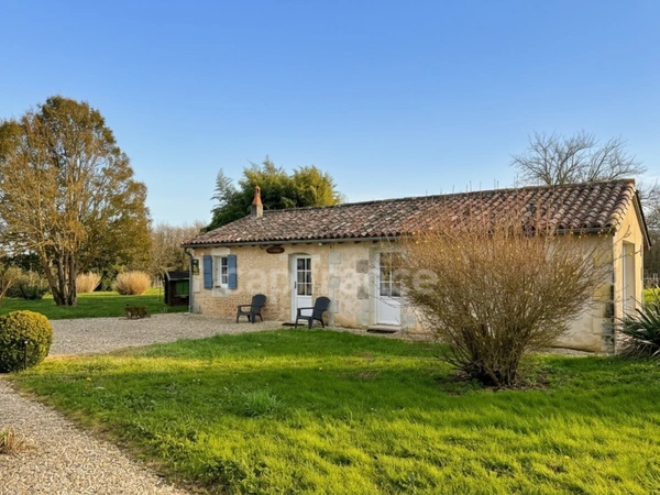 Domaine viticole avec activité touristique de 9,39 hectares - Vanzac (17)