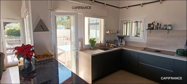 HYERES (83) Maison individuelle vue mer avec terrasse sur 5 000 m² de terrain/double garage