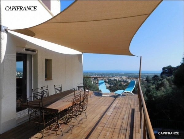 HYERES (83) Maison individuelle vue mer avec terrasse sur 5 000 m² de terrain/double garage