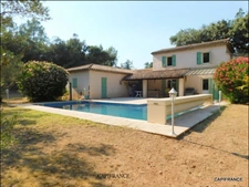 A LE VAL (83143) Maison familiale avec piscine, 4 chambres, grand garage, terrain naturel et boisé