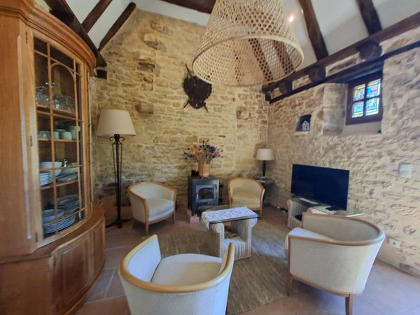 Propriété de caractère avec deux maisons en pierre sur plus de 9 hectares aux portes de Sarlat – Périgord Noir