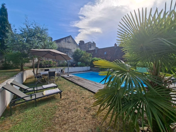 Maison de village avec piscine au Bugue