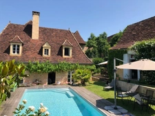 Maison en pierre au coeur d'un village LE BUGUE (24)
