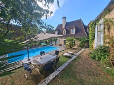 Maison de village avec piscine au Bugue