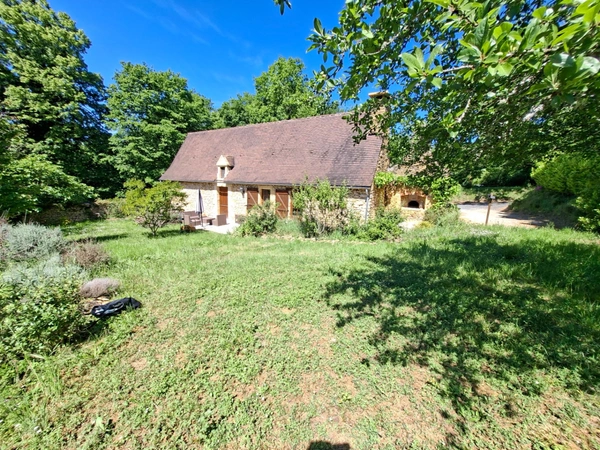 Propriété de caractère avec deux maisons en pierre sur plus de 9 hectares aux portes de Sarlat – Périgord Noir