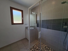 Maison récente de plain-pied – DPE A/A – 3 chambres – Terrain 1 500 m² – Pressignac-Vic (24)