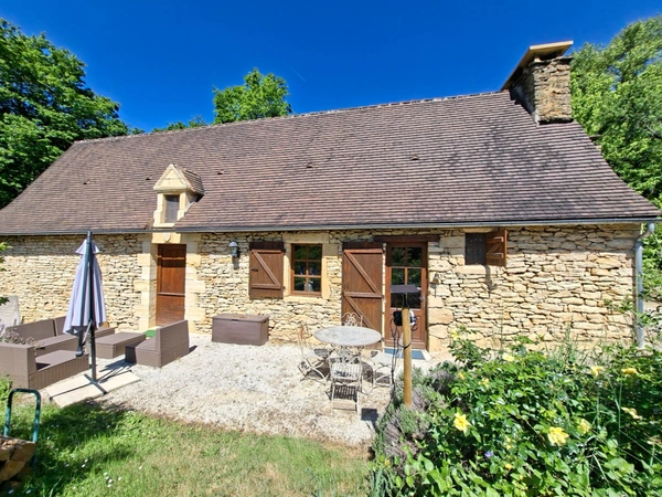 Propriété de caractère avec deux maisons en pierre sur plus de 9 hectares aux portes de Sarlat – Périgord Noir