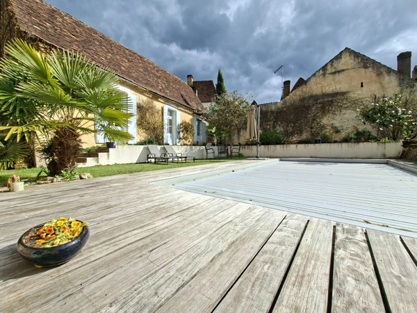 PROPRIÉTÉ DE CHARME AVEC PISCINE, MAISON D'AMIS ET JARDIN CLOS AU CŒUR DU PÉRIGORD NOIR