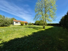MAISON DE PLAIN-PIED SANS VIS-À-VIS SUR + DE 2 400 m² DE TERRAIN