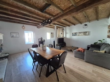 Maison rénovée à vendre à Bords – Calme, dépendances et beau potentiel