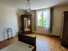 Maison avec fort potentiel + local commercial au centre de Bords