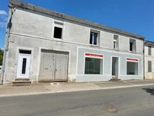 Maison avec fort potentiel + local commercial au centre de Bords