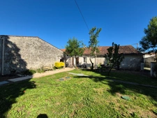 Maison rénovée à vendre à Bords – Calme, dépendances et beau potentiel