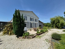 Maison avec nombreuses dépendances, studio et terrain constructible de plus de 3 000 m²