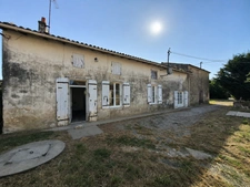 Maison charentaise à rénover avec nombreuses dépendances – Archingeay 17380