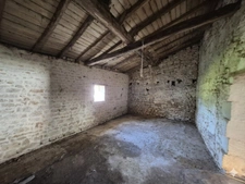 Maison rénovée à vendre à Bords – Calme, dépendances et beau potentiel