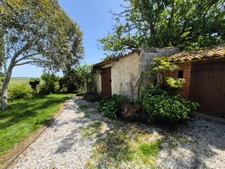 Maison avec nombreuses dépendances, studio et terrain constructible de plus de 3 000 m²