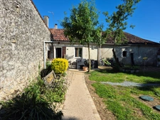 Maison rénovée à vendre à Bords – Calme, dépendances et beau potentiel