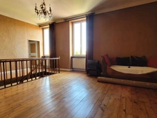 Maison avec fort potentiel + local commercial au centre de Bords