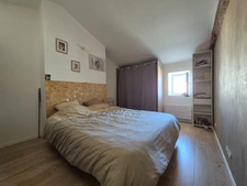 Maison rénovée à vendre à Bords – Calme, dépendances et beau potentiel