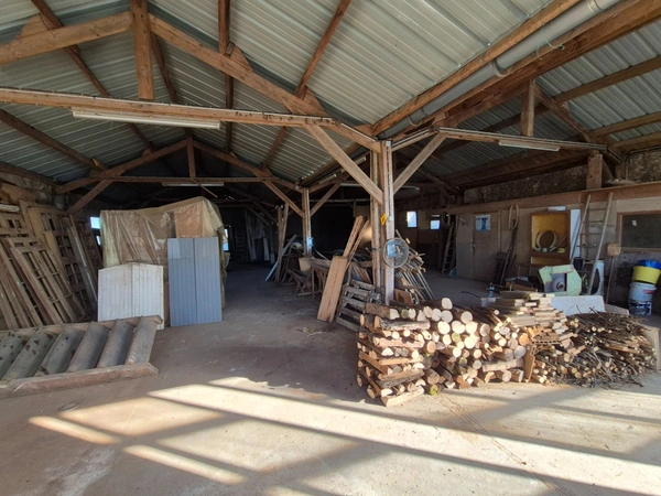 Vaste entrepôt d’environ 260 m² avec garage attenant et terrain – Saint-Savinien 17350