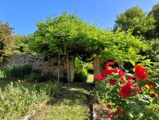 Maison avec fort potentiel + local commercial au centre de Bords
