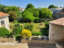 Maison avec fort potentiel + local commercial au centre de Bords