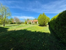 MAISON DE PLAIN-PIED SANS VIS-À-VIS SUR + DE 2 400 m² DE TERRAIN