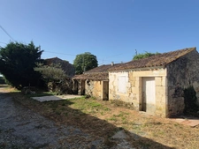 Maison charentaise à rénover avec nombreuses dépendances – Archingeay 17380