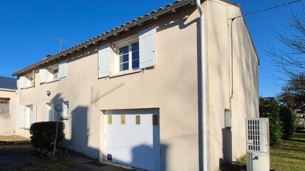 Maison familiale au calme – Saint-Savinien – 3 chambres, bureau, garage et terrain