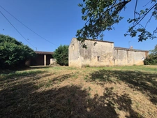 Maison charentaise à rénover avec nombreuses dépendances – Archingeay 17380