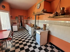 Maison avec fort potentiel + local commercial au centre de Bords