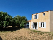 Maison familiale 5 pièces avec jardin clos – Lussant 17430