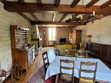 Maison avec fort potentiel + local commercial au centre de Bords