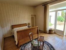 Maison avec fort potentiel + local commercial au centre de Bords