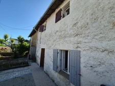 Maison rénovée à vendre à Bords – Calme, dépendances et beau potentiel