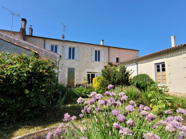 Maison avec fort potentiel + local commercial au centre de Bords