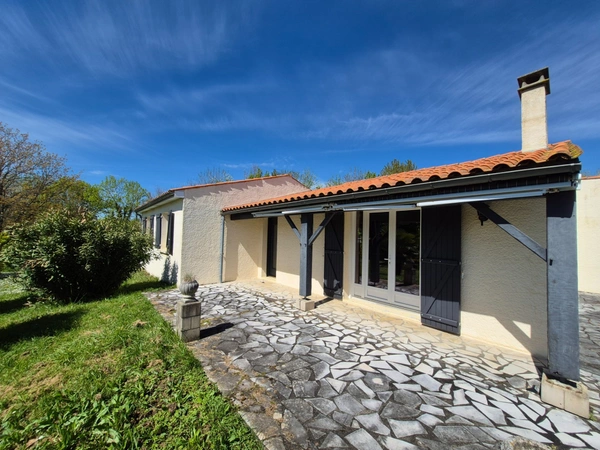 MAISON DE PLAIN-PIED SANS VIS-À-VIS SUR + DE 2 400 m² DE TERRAIN