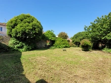 Maison avec fort potentiel + local commercial au centre de Bords