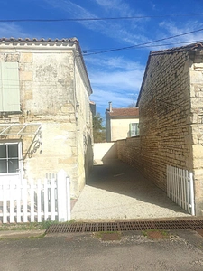 Maison 3 chambres rénové + 2 granges – Opportunité à saisir à Aigre 16140
