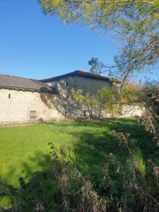 House of 400 m² of living space for sale, near Barbezieux (16), outbuildings of approximately 1,000 m², land of 12,000 m²!!!