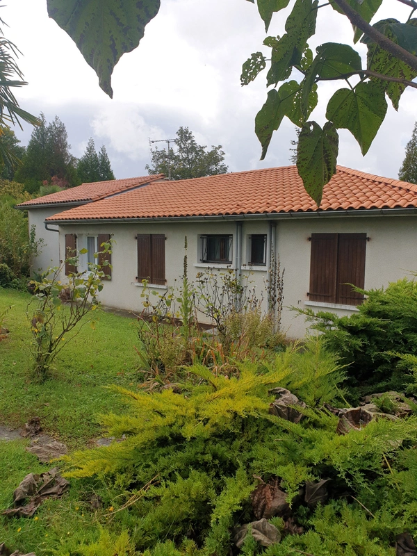 BARBEZIEUX Est à vendre maison 120 m² 3/4 chambres 2 garages terrain 15 000 m² avec un bois !!!