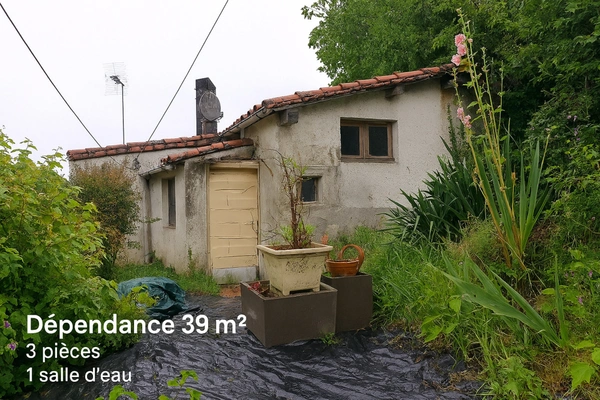 🏡 CHALAIS (16) Maison de ville à fort potentiel – 134 m² habitables + studio 39 m² – À rénover