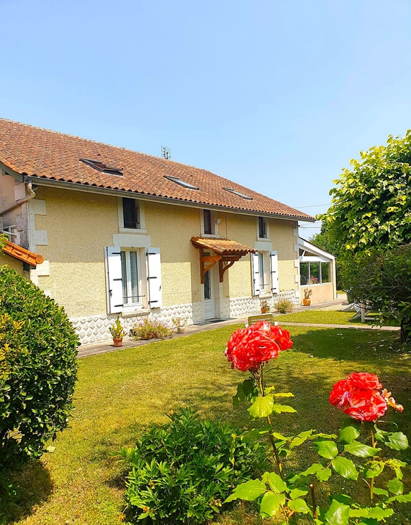 Maison 181 m² – Barbezieux (16) – 4/5 chambres, terrain 3 300 m², 2 garages