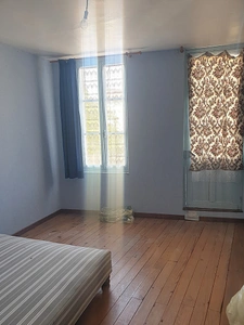 House 182 m² for sale in CHALAIS (16) with 7 rooms, 4 to 6 bedrooms – Amenities within walking distance – Great potential! Land!