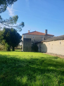 House of 400 m² of living space for sale, near Barbezieux (16), outbuildings of approximately 1,000 m², land of 12,000 m²!!!