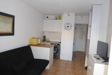 (13), à louer MARSEILLE 5EME ARRT, appartement T1 de 22m2, 578.22 CC avec terrasse SUD