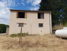 Maison à Cussy en Morvan  de 136 m2 - 8 pièces - diverses dépendances - terrain 1182 m2