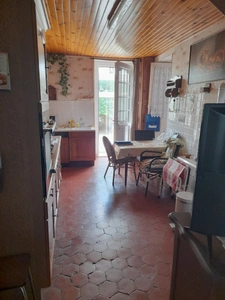 Maison à Cussy en Morvan  de 136 m2 - 8 pièces - diverses dépendances - terrain 1182 m2