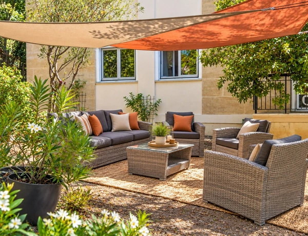 Comme une maison ! Appartement 4 pièces, contemporain avec jardin privatif de 530 m², 3 places parking, Aix-en-Provence, Résidence,